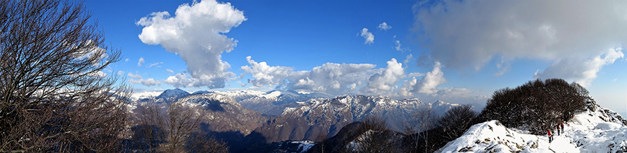 Sul sent. 571 in cresta con vista ad est verso la Val Brembilla e le sue montagne